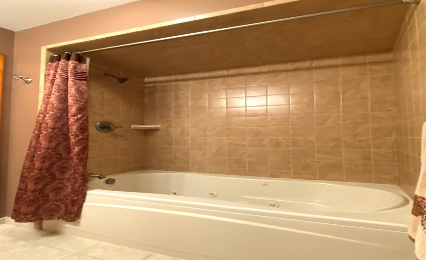 Tile bath with jet tub